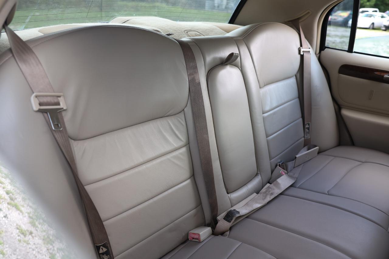 Lincoln Town Car  2001