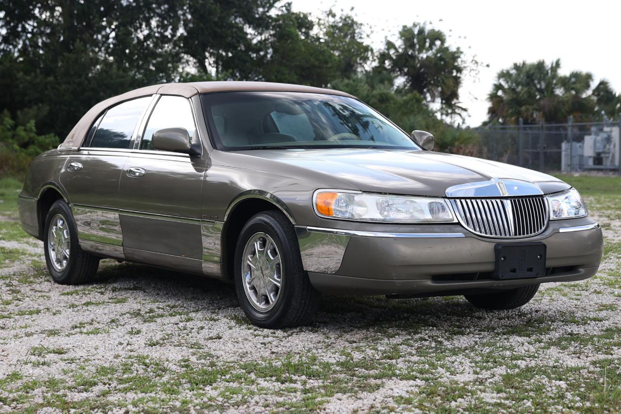 Lincoln Town Car  2001