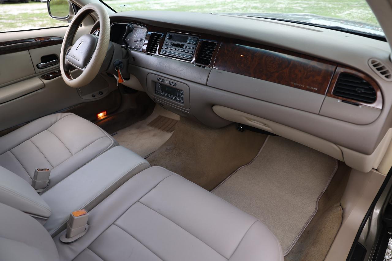 Lincoln Town Car  2001