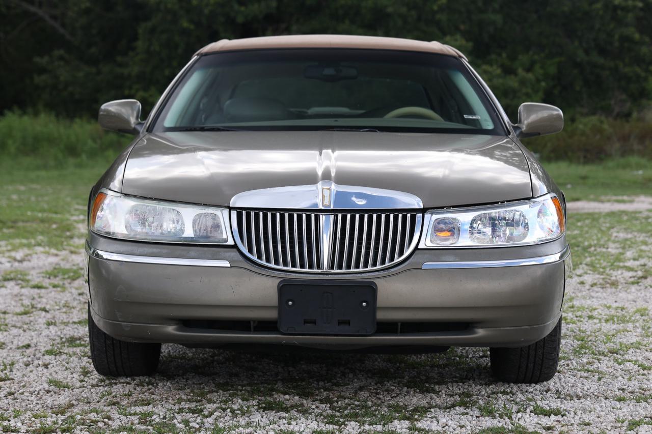 Lincoln Town Car  2001
