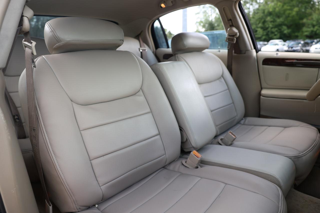 Lincoln Town Car  2001
