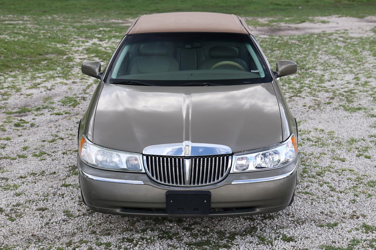 Lincoln Town Car  2001