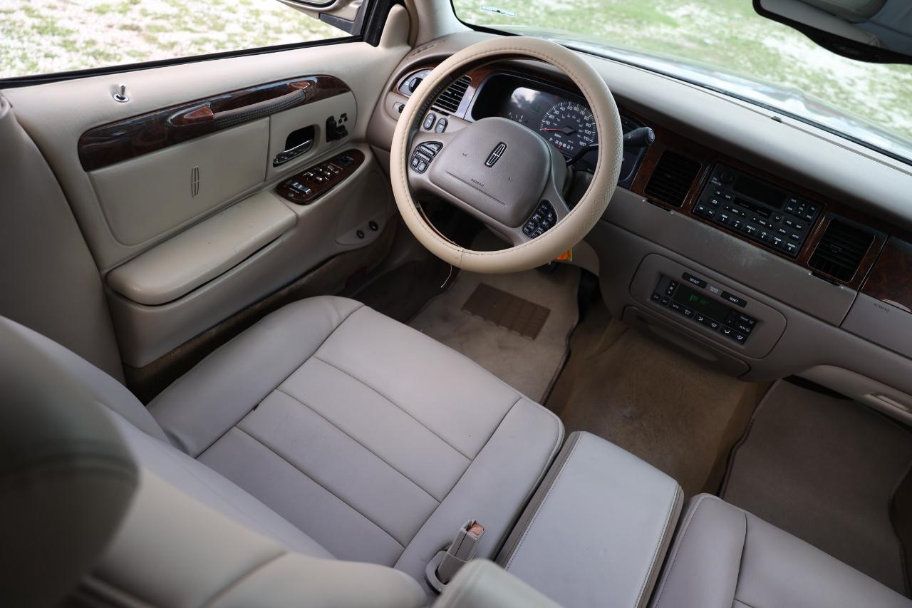 Lincoln Town Car  2001