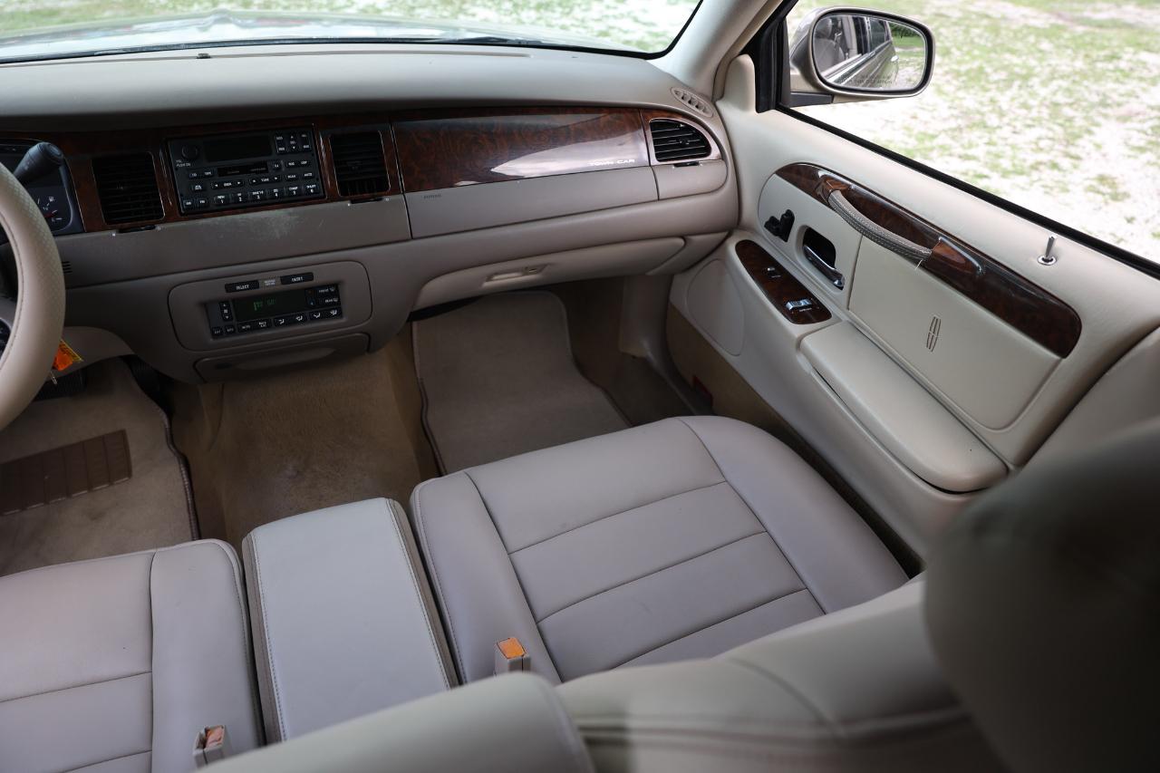 Lincoln Town Car  2001