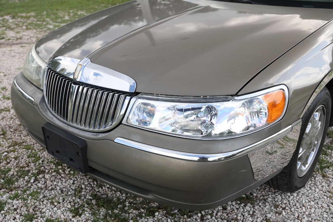Lincoln Town Car  2001