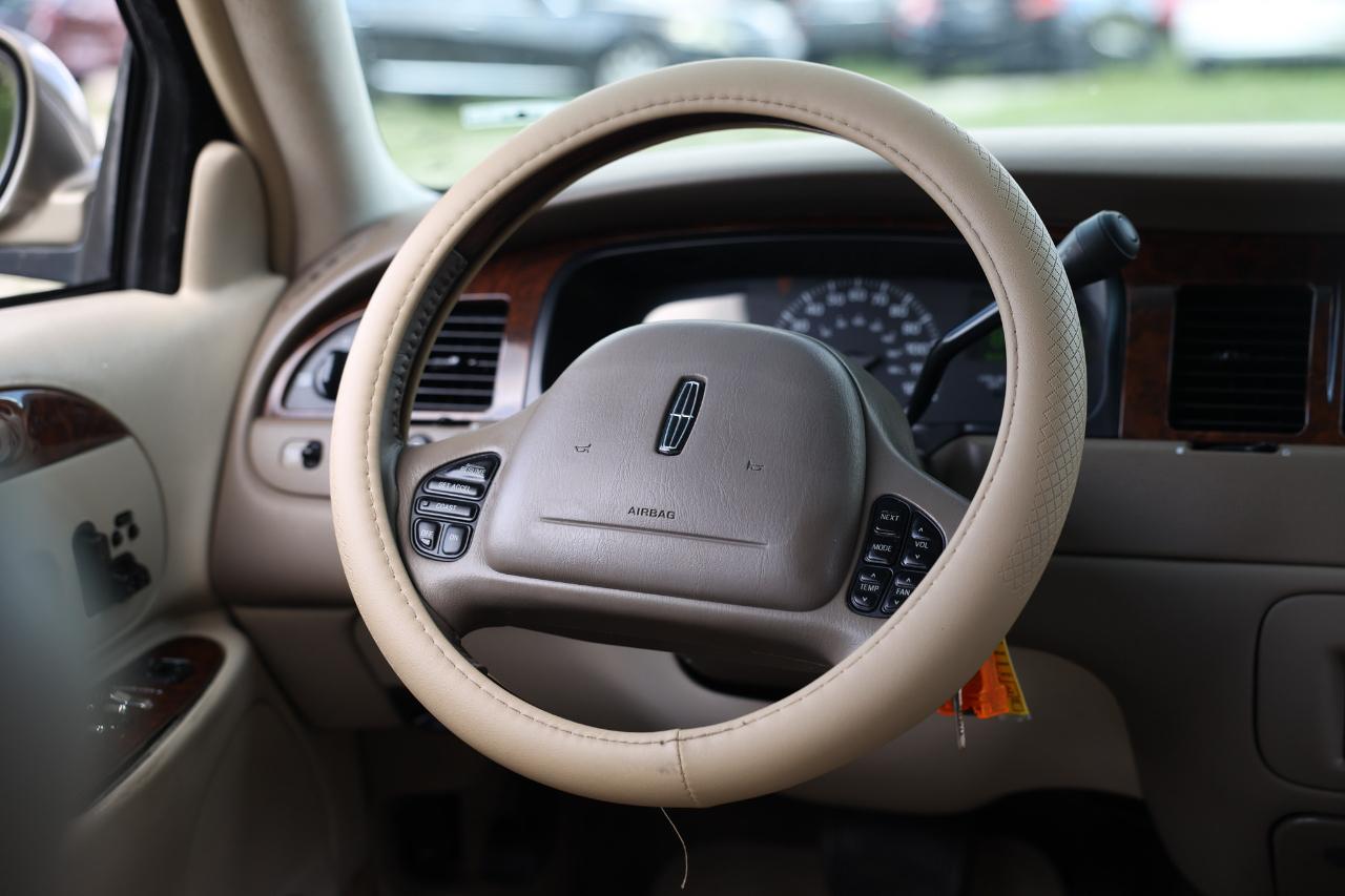 Lincoln Town Car  2001
