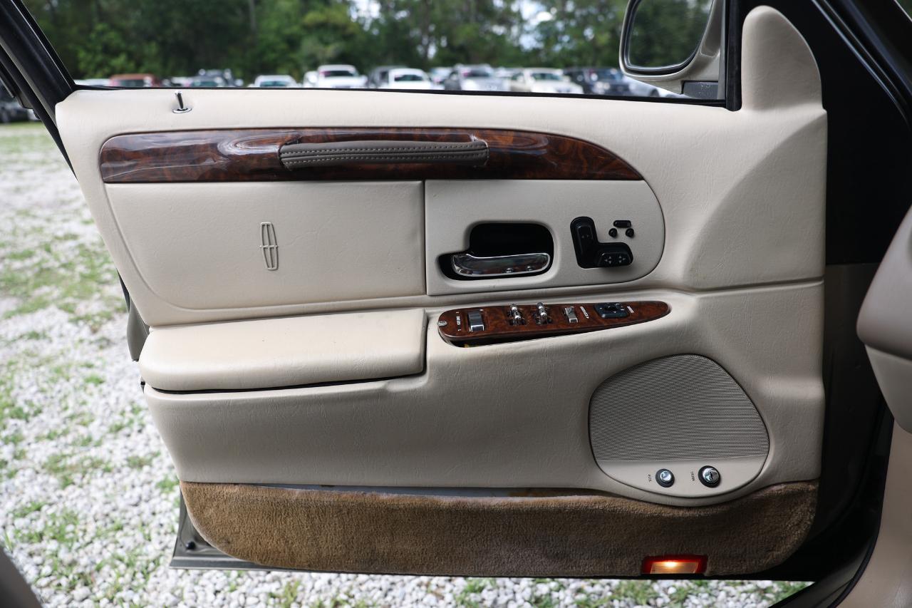 Lincoln Town Car  2001