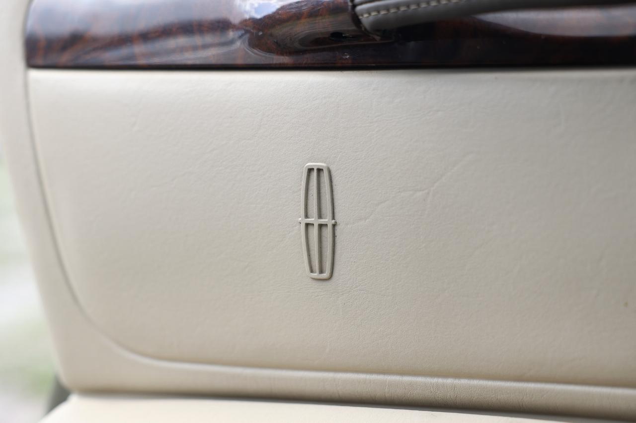 Lincoln Town Car  2001