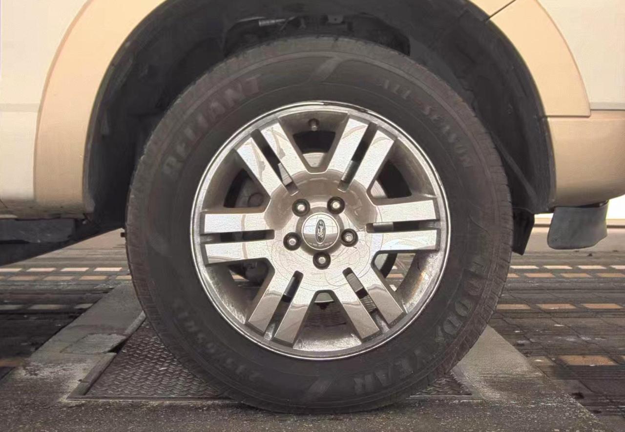 Ford Explorer  2010