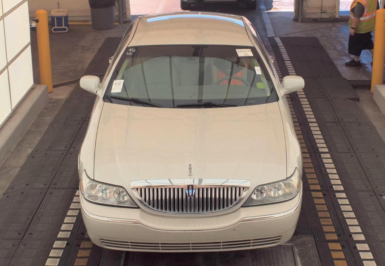 Lincoln Town Car  2004