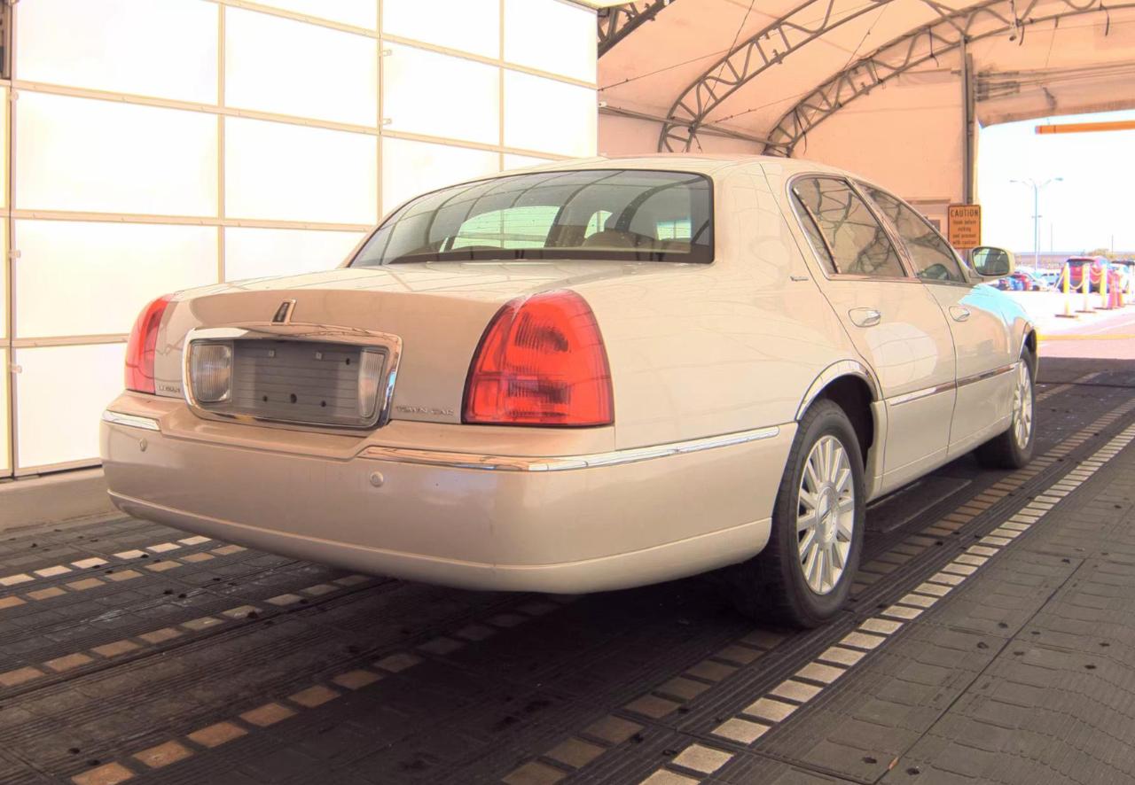 Lincoln Town Car  2004