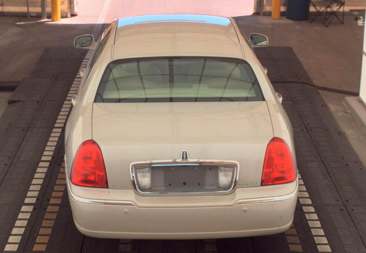 Lincoln Town Car  2004