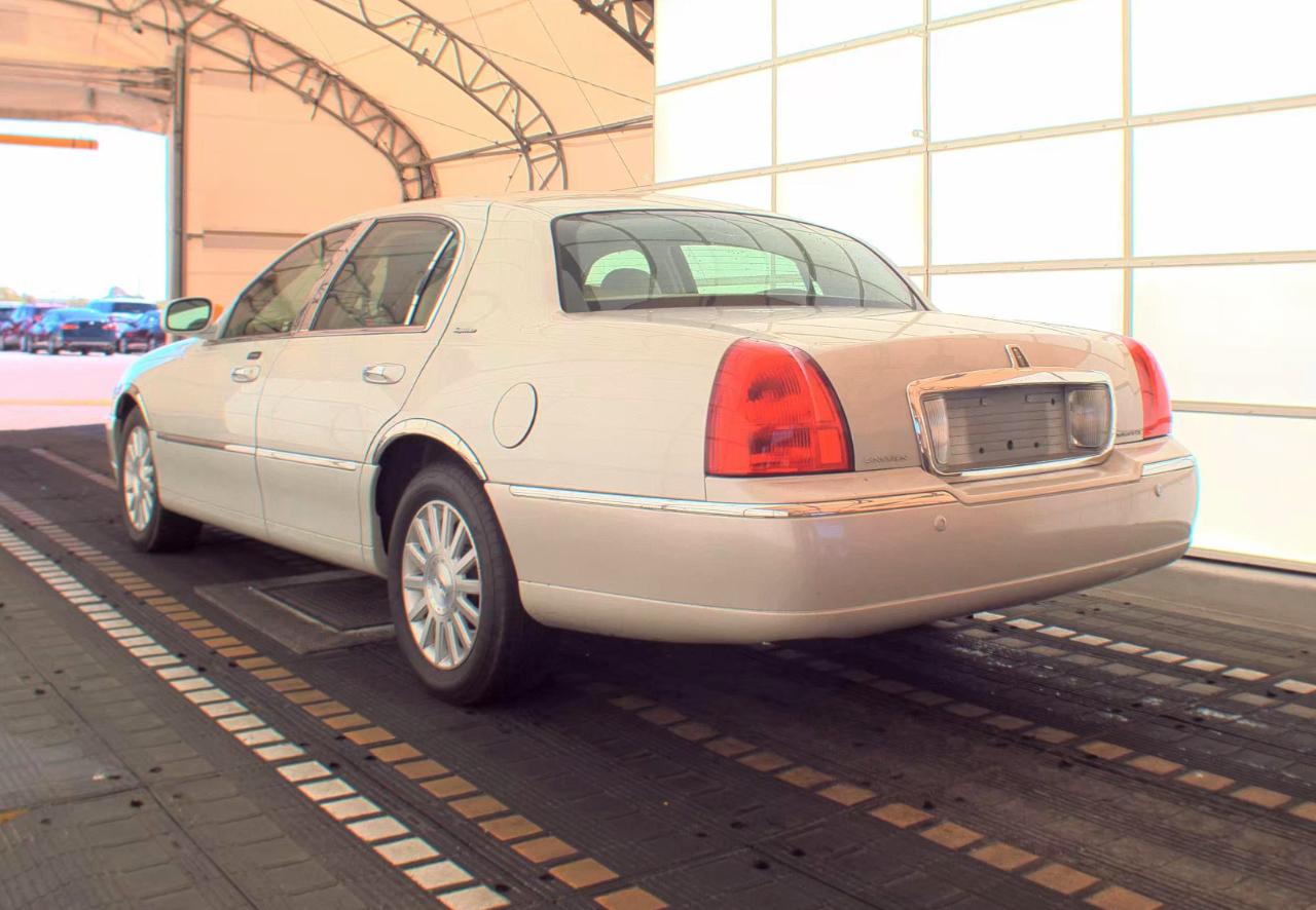 Lincoln Town Car  2004