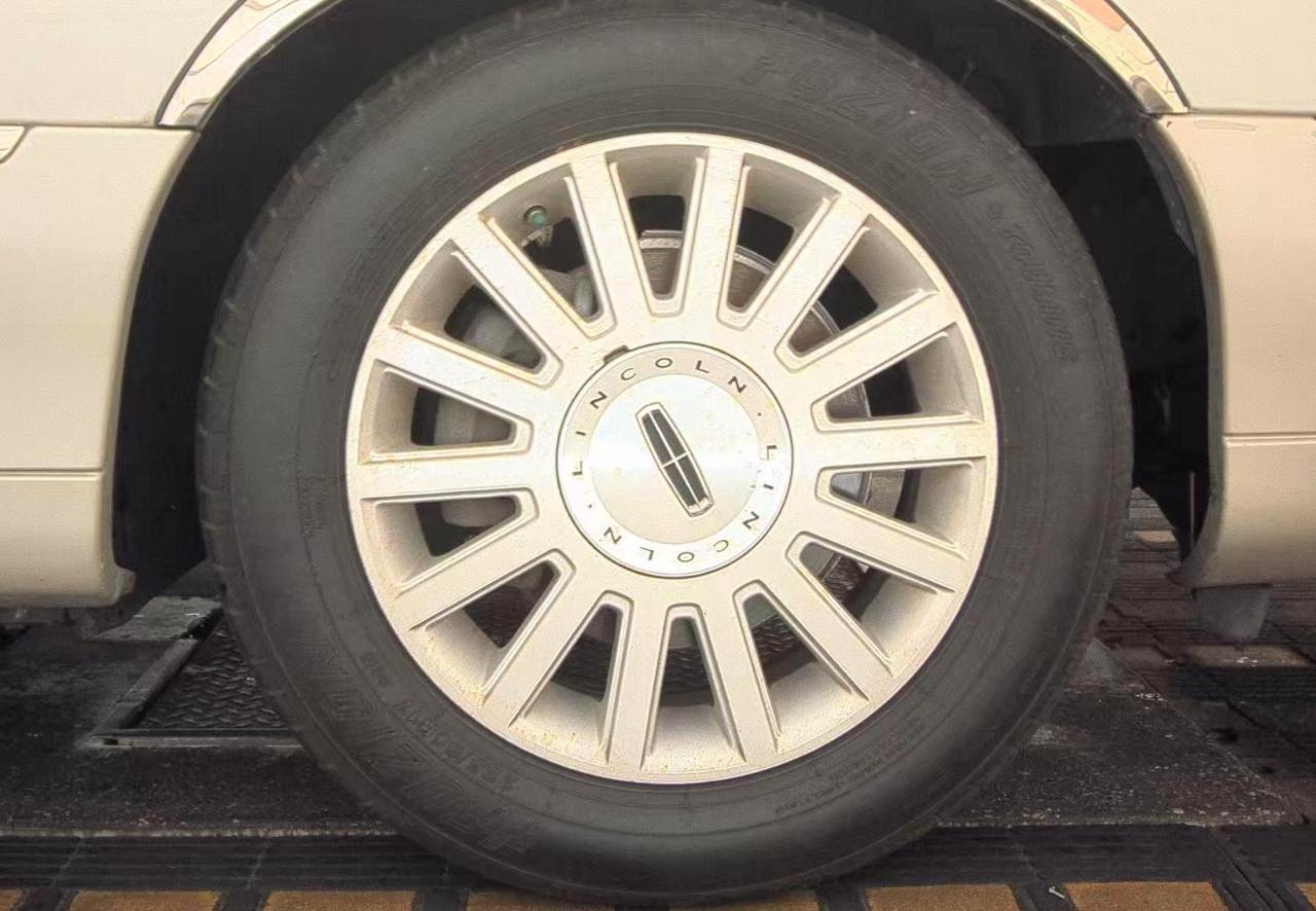 Lincoln Town Car  2004