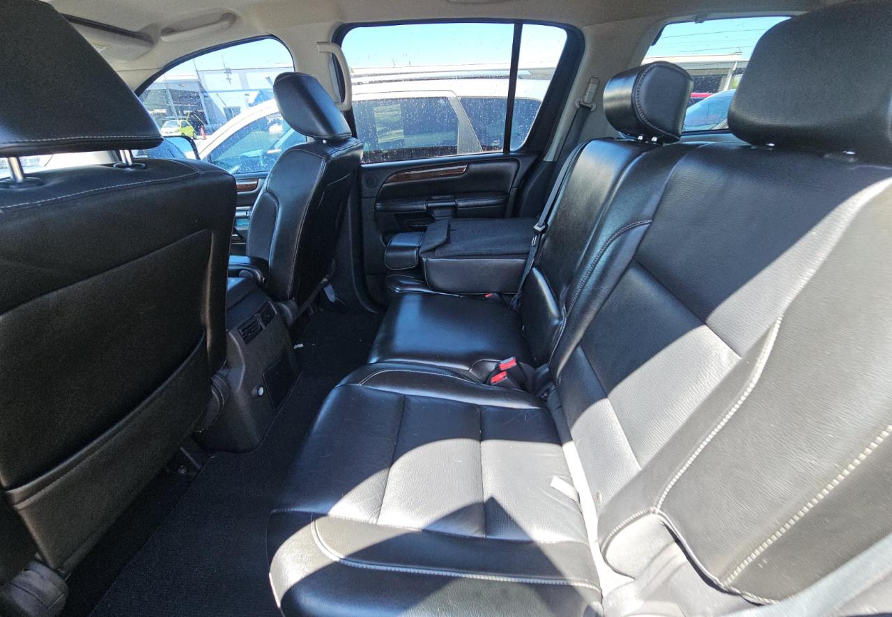 Nissan Armada  2010