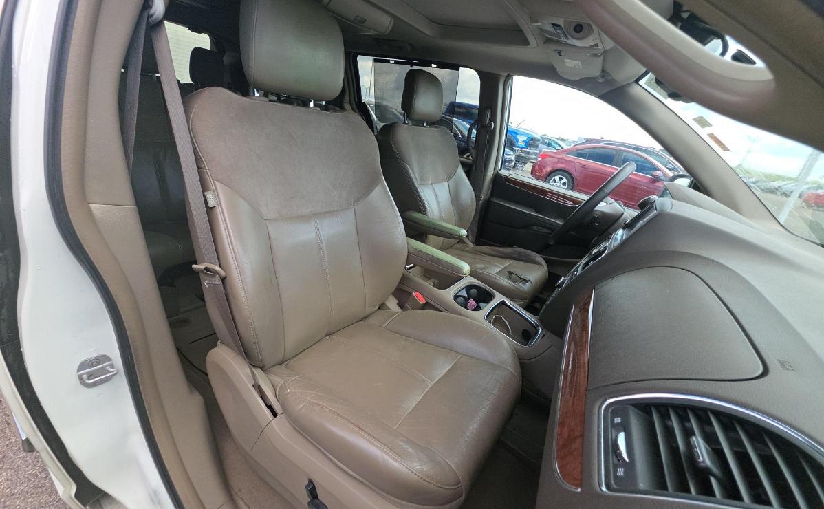 Chrysler Town & Country  2011
