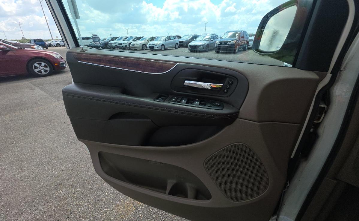 Chrysler Town & Country  2011