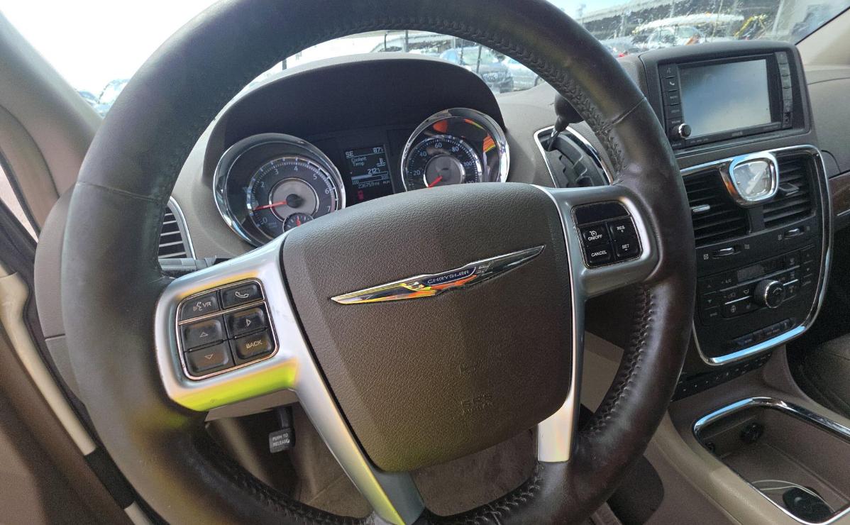 Chrysler Town & Country  2011