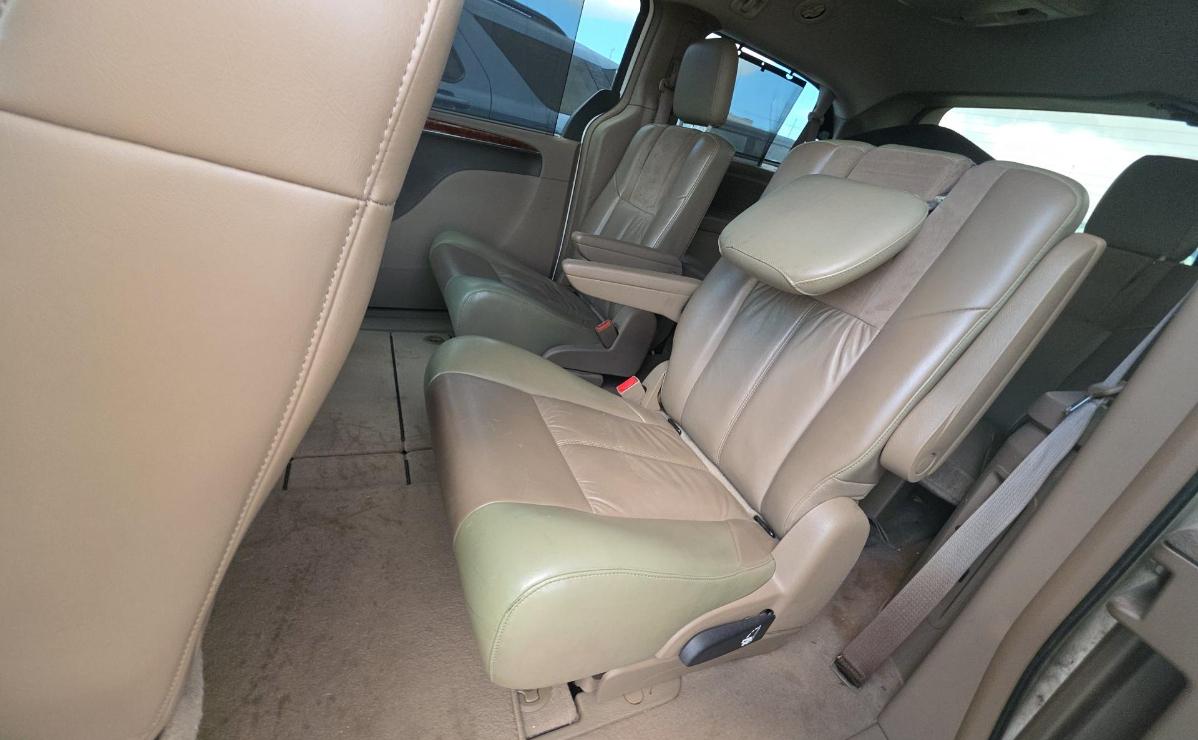 Chrysler Town & Country  2011
