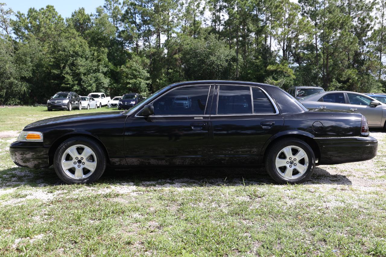 Ford Crown Victoria  2004