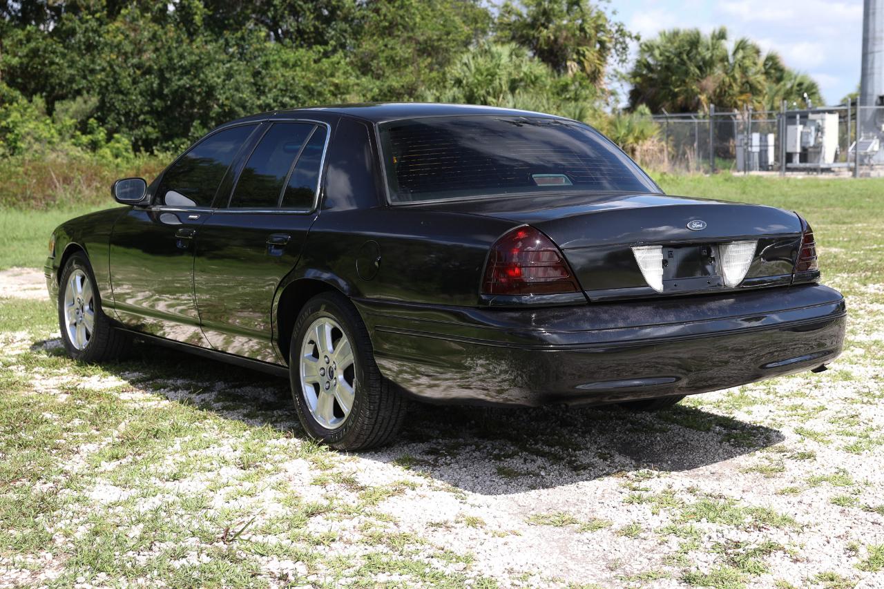 Ford Crown Victoria  2004