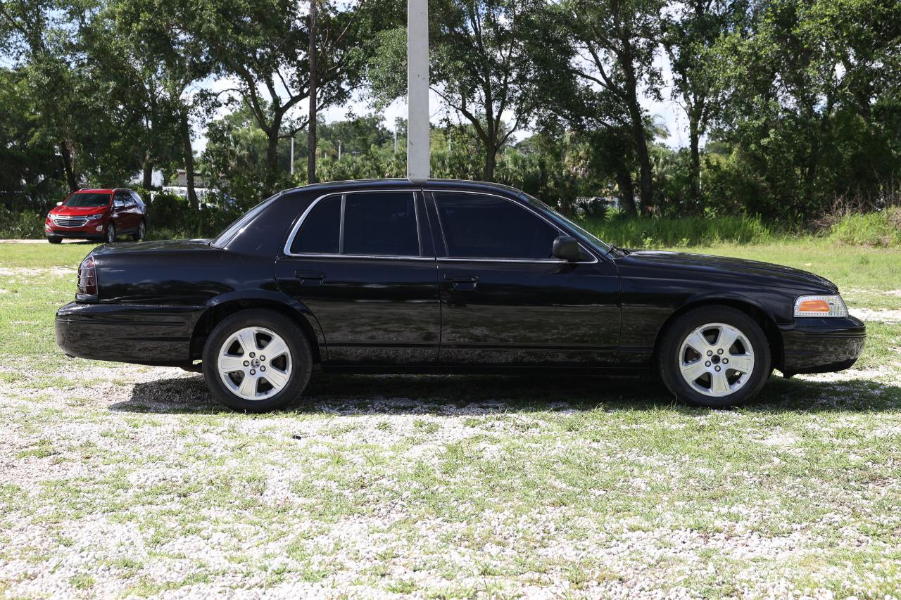 Ford Crown Victoria  2004