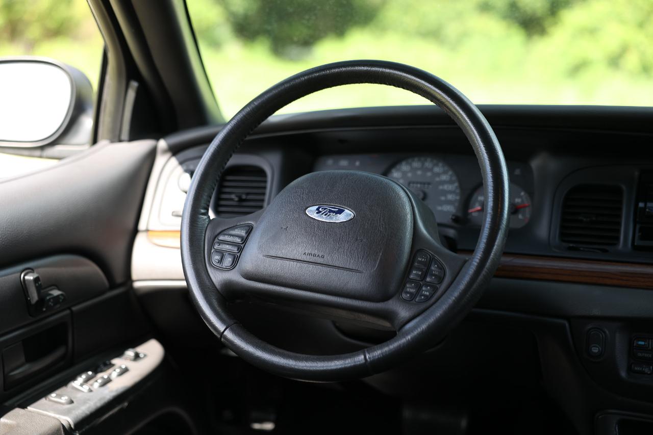 Ford Crown Victoria  2004