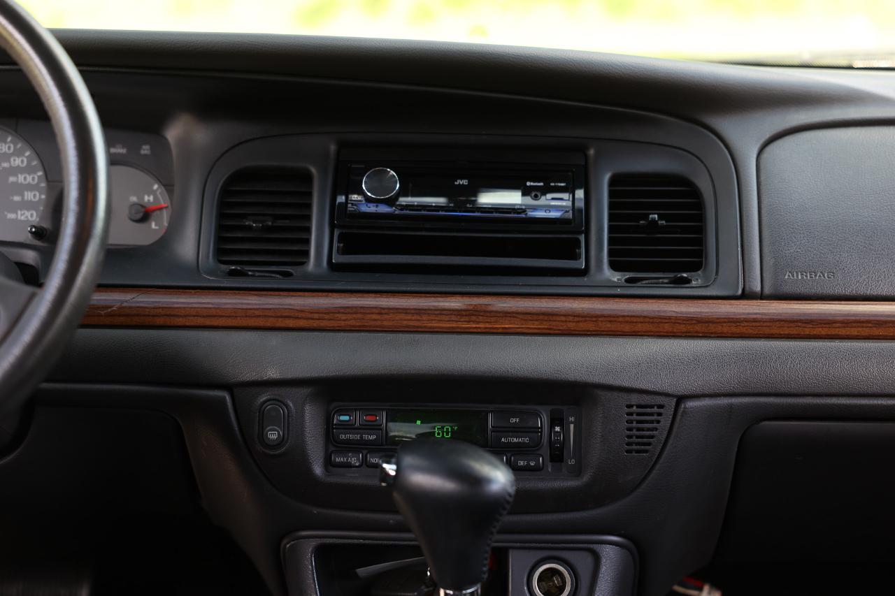 Ford Crown Victoria  2004