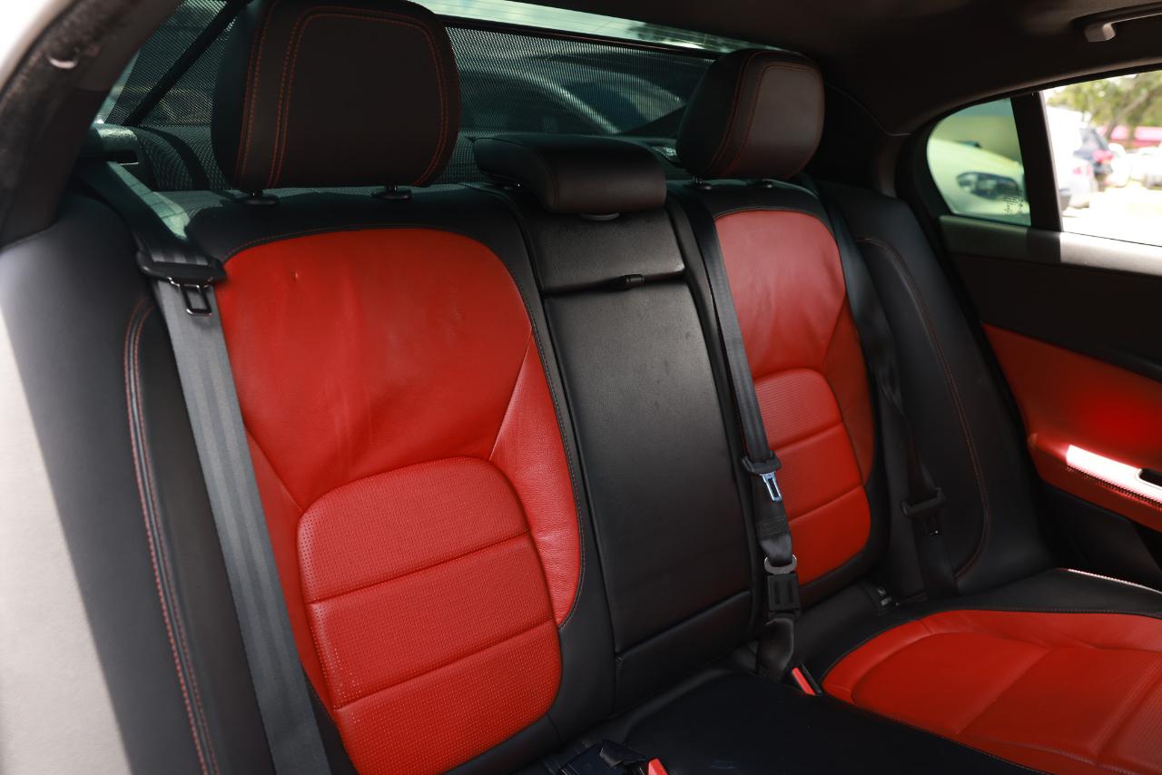 Jaguar XE  2017