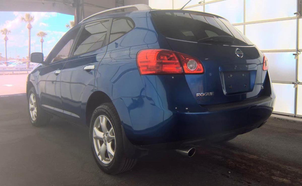 Nissan Rogue  2010
