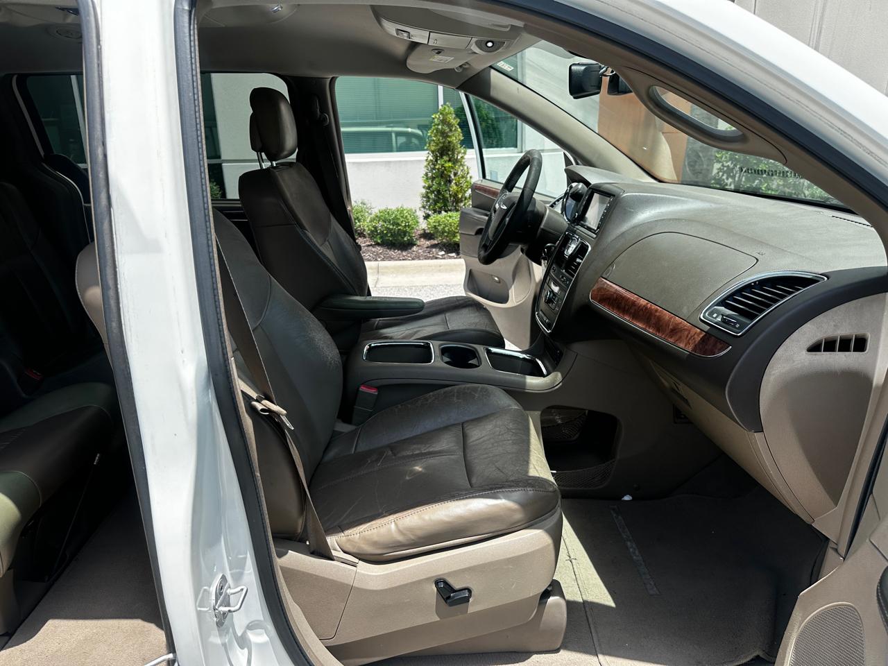 Chrysler Town & Country Limited 2011