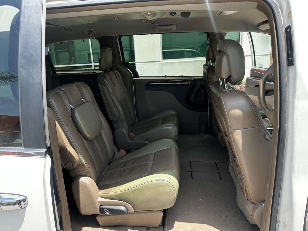 Chrysler Town & Country Limited 2011