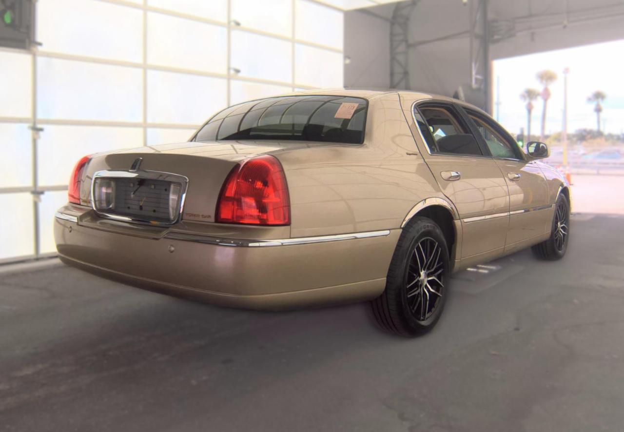 Lincoln Town Car  2004