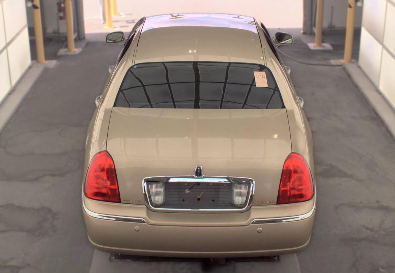 Lincoln Town Car  2004
