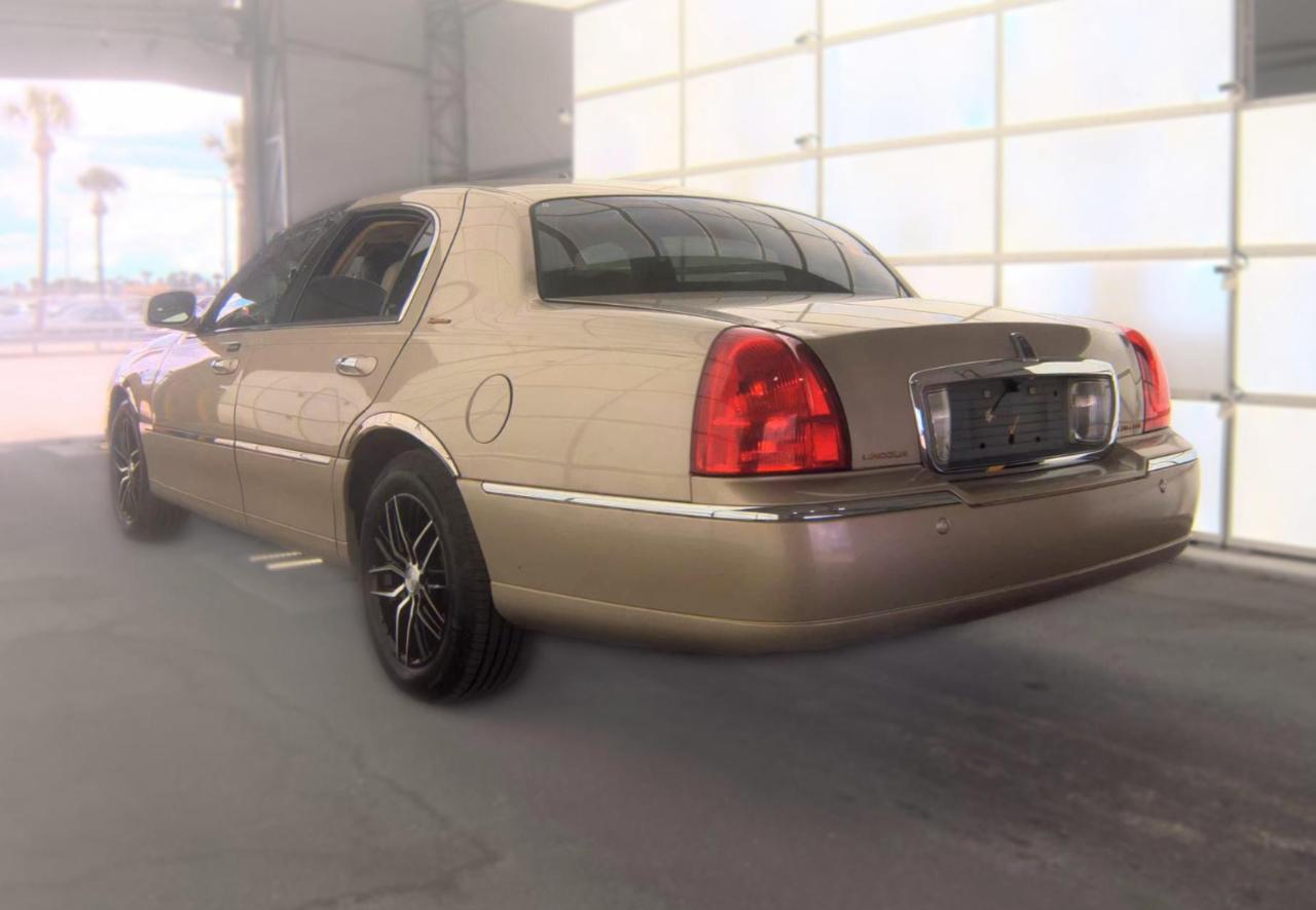 Lincoln Town Car  2004