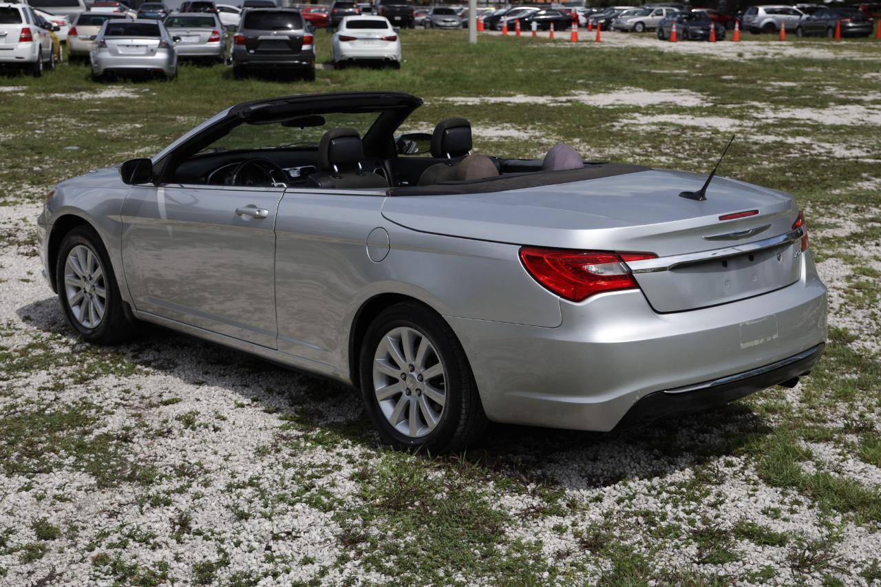 Chrysler 200  2011
