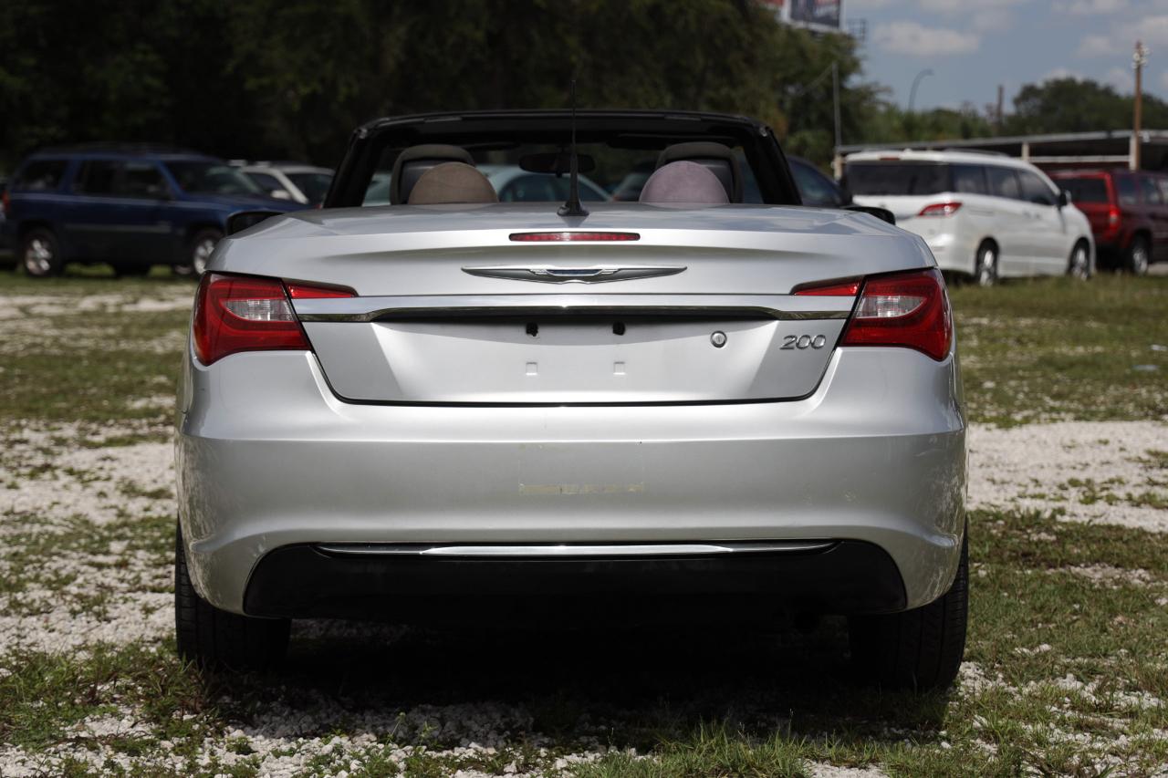 Chrysler 200  2011