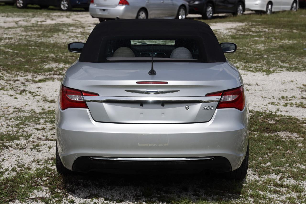 Chrysler 200  2011