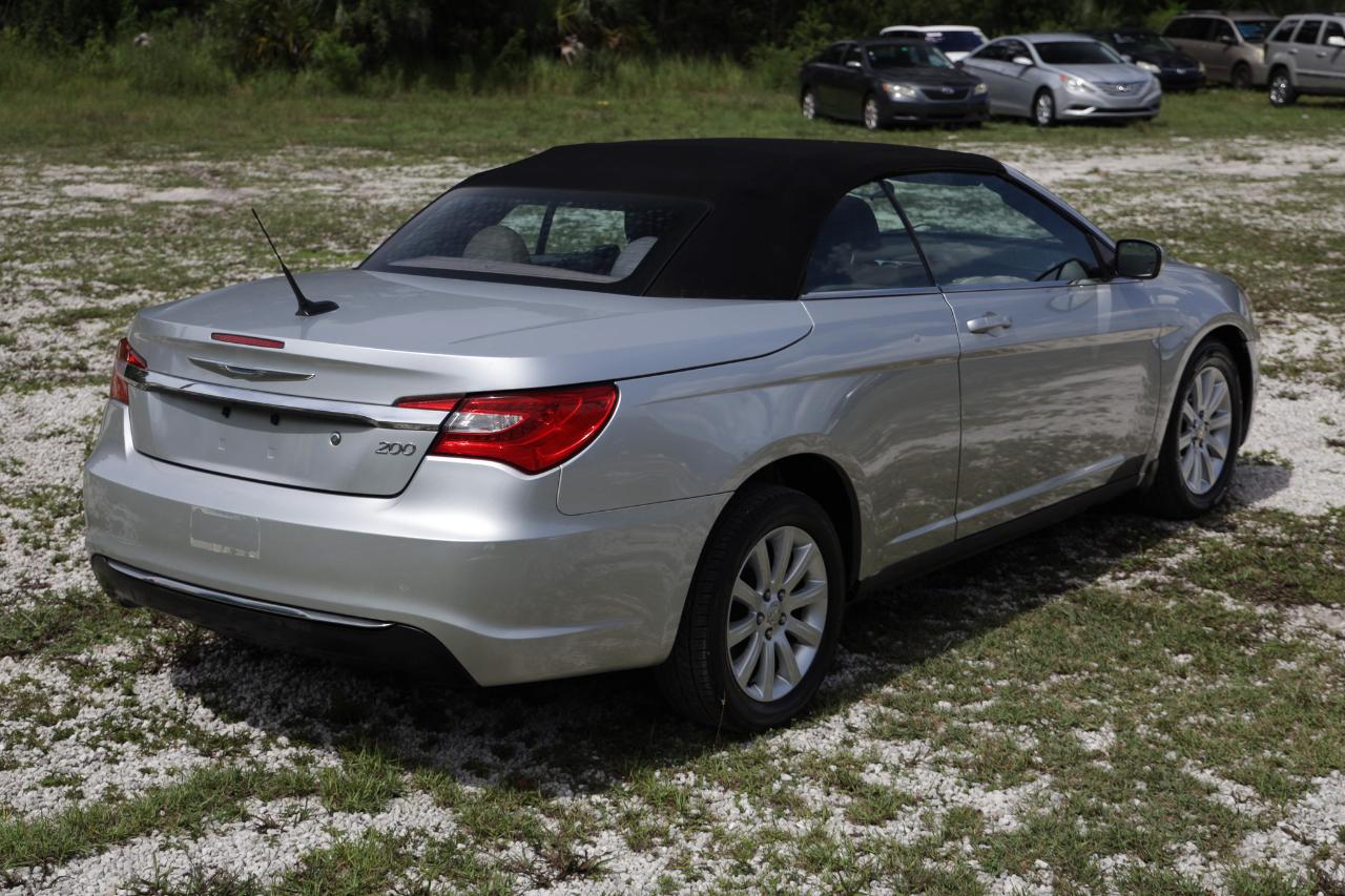 Chrysler 200  2011