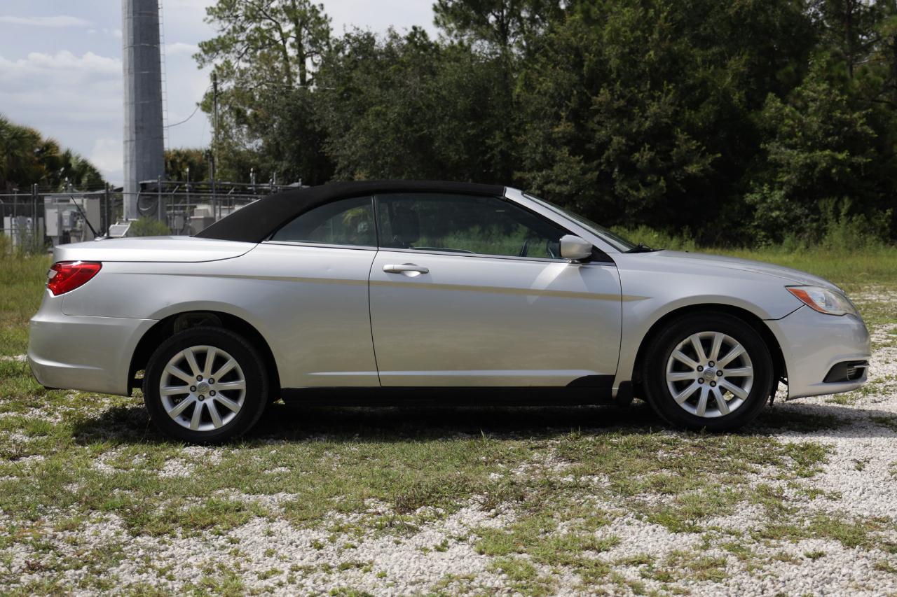 Chrysler 200  2011