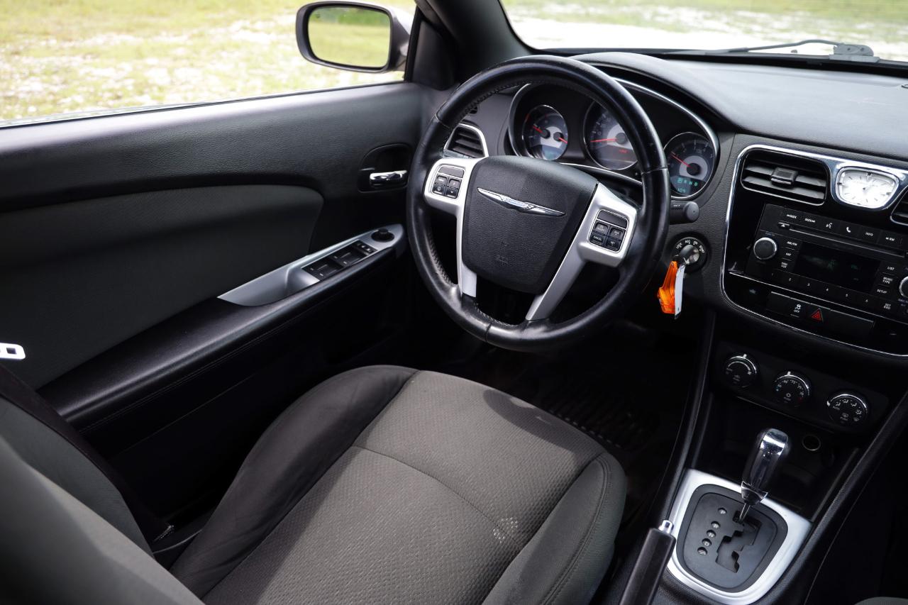 Chrysler 200  2011