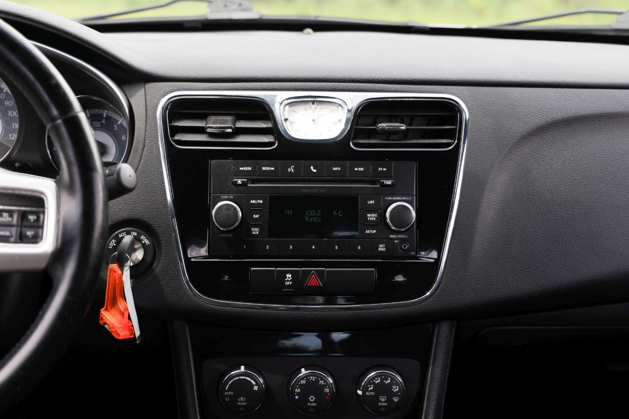 Chrysler 200  2011