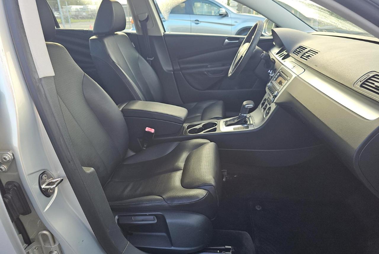 Volkswagen Passat Sedan  2009