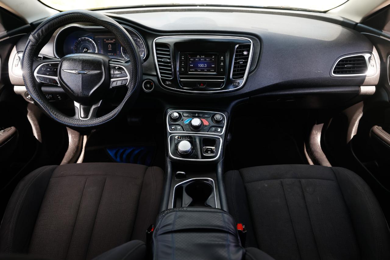 Chrysler 200 photo 2