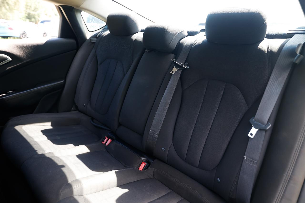 Chrysler 200 photo 8