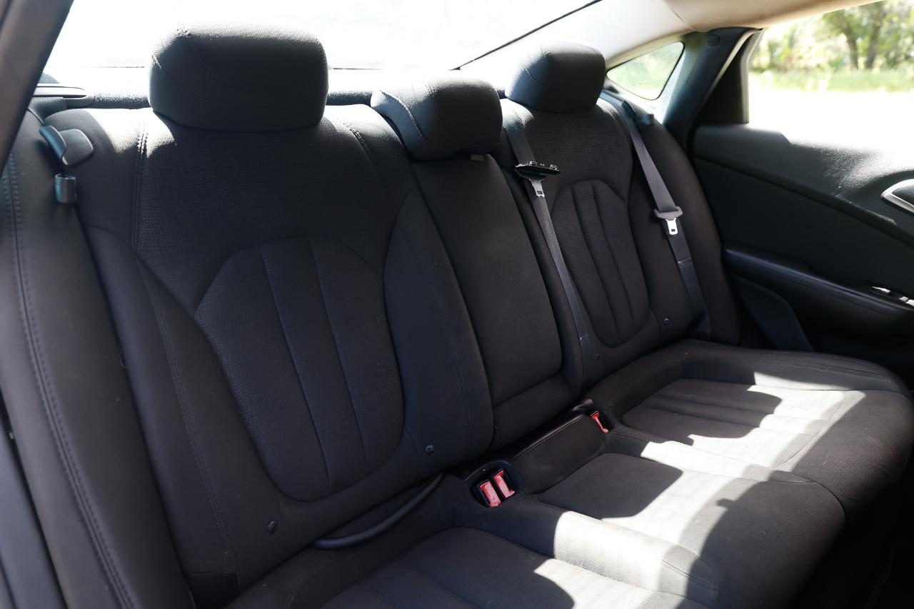 Chrysler 200 photo 14
