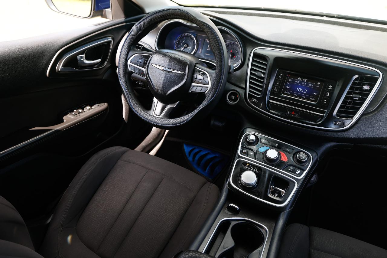 Chrysler 200 photo 21