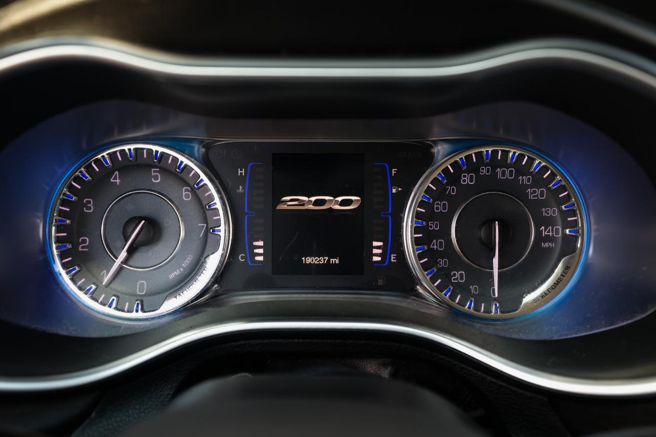 Chrysler 200 photo 29