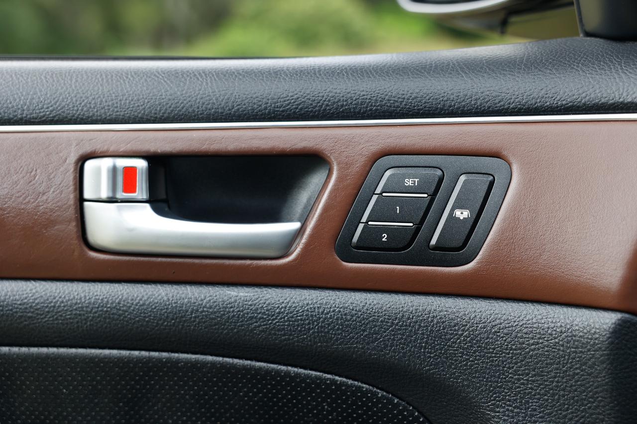 Hyundai Genesis  2012