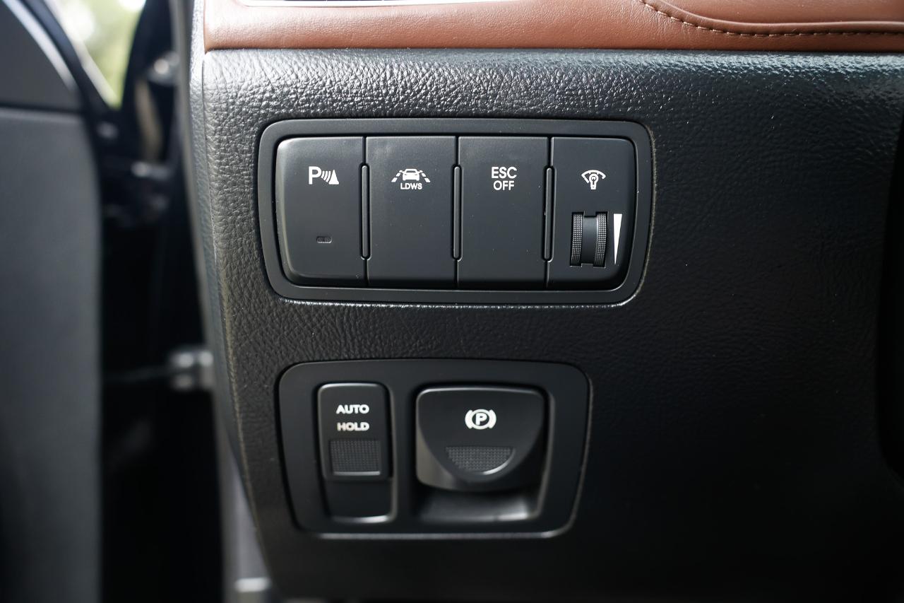 Hyundai Genesis  2012